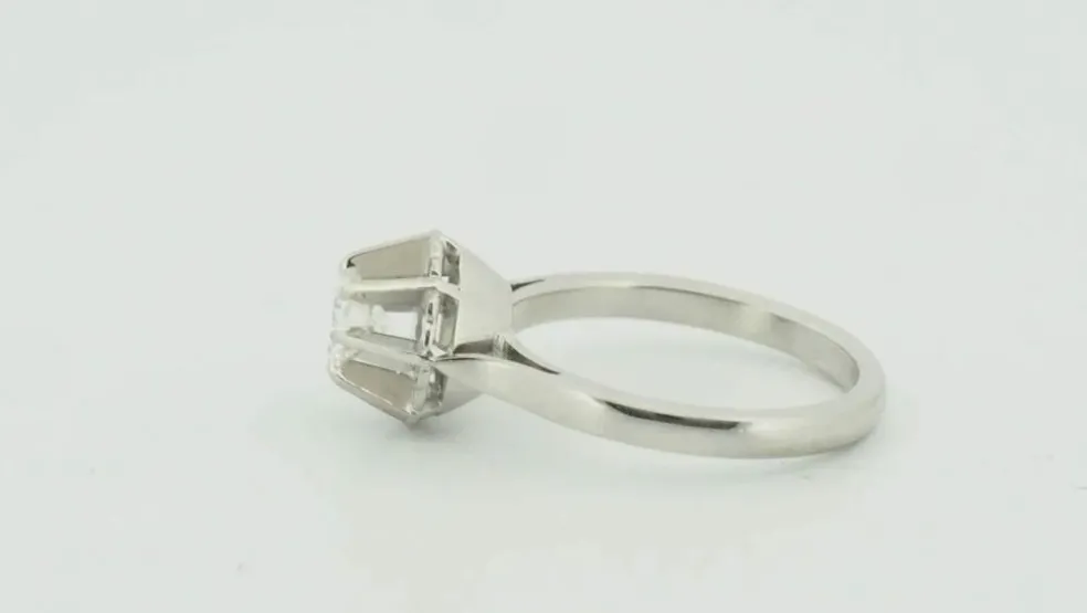 Bague solitaire en or blanc et diamant