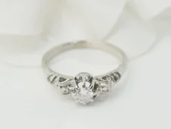 Bague solitaire en or blanc et platine, diamant 0,23ct