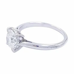 Bague solitaire en or blanc, diamant 1,36 carat.