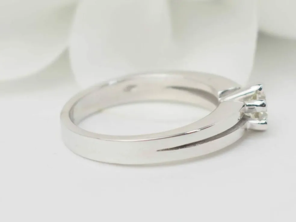 Bague Solitaire en or blanc et diamant 0.45ct