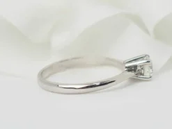 Bague solitaire en or blanc et diamant 0.51ct