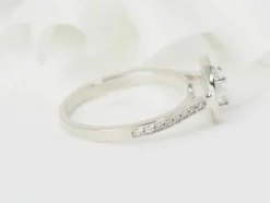 Bague solitaire en or blanc et diamants 0.68ct