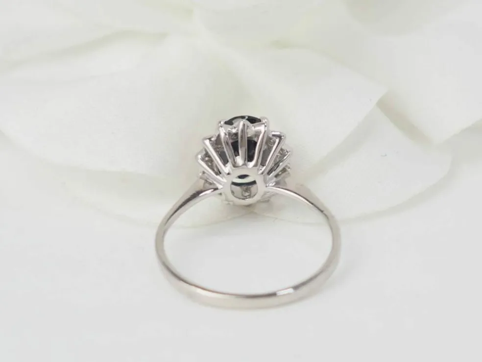 Bague solitaire en or blanc, diamants et saphir ovale