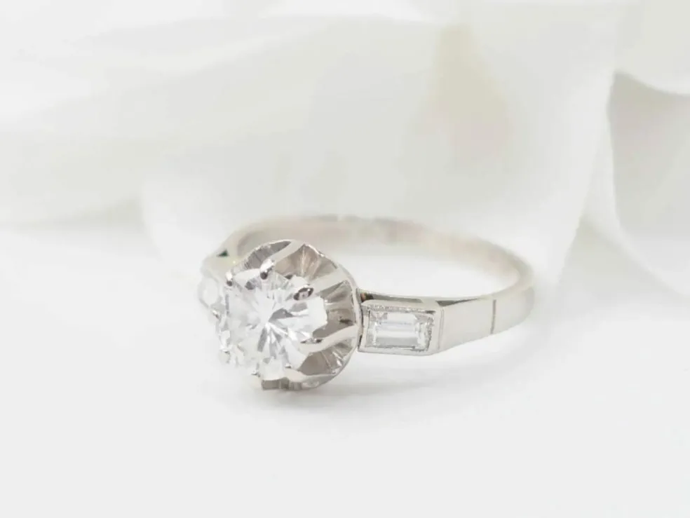 Bague solitaire en or blanc et diamant