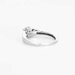 Bague solitaire en or blanc et diamant