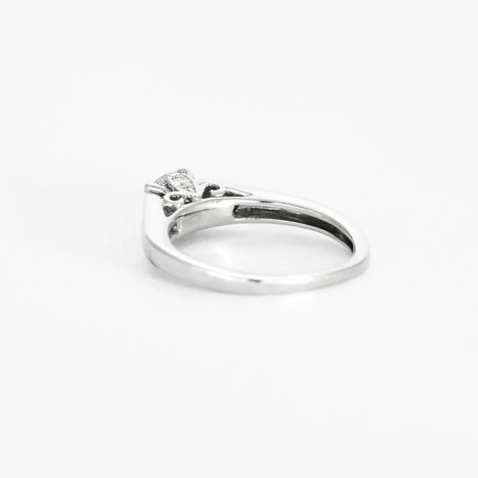 Bague solitaire en or blanc et diamant