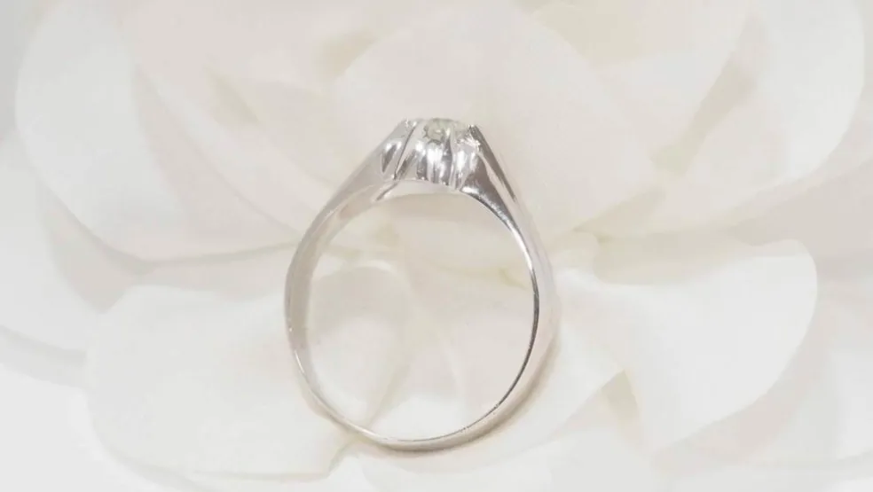 Bague solitaire en or blanc et diamant