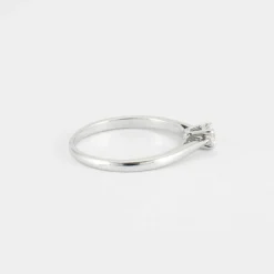 Bague solitaire en or blanc, diamant