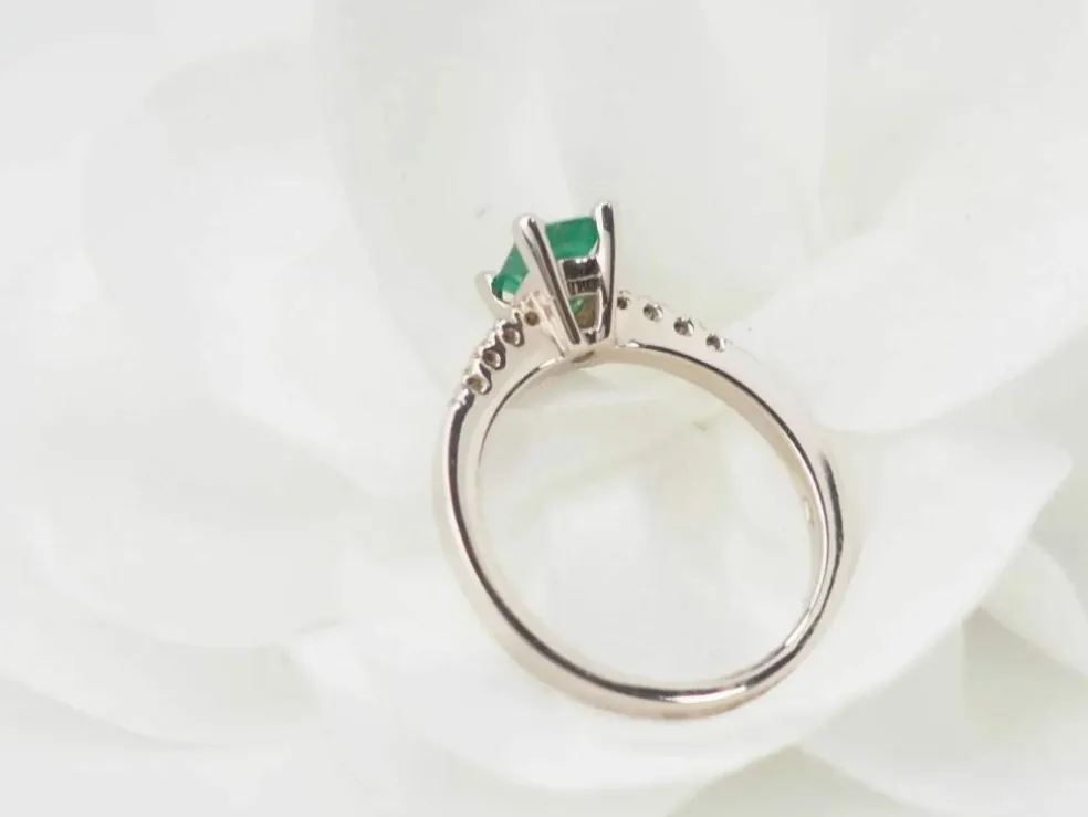 Bague solitaire en or blanc, émeraude et diamants