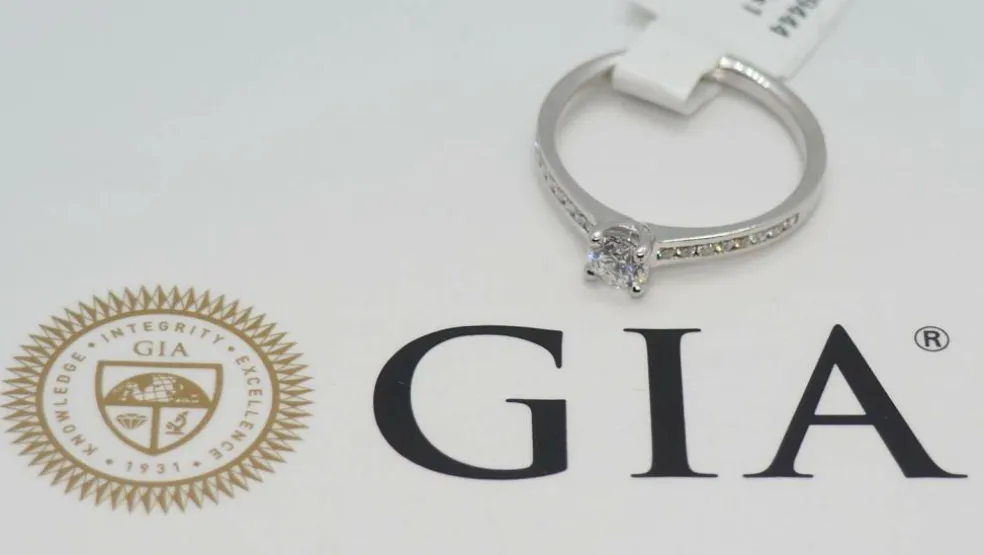 Bague solitaire en or blanc et diamant