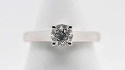 Bague solitaire en or blanc avec diamant de 0,750 carat