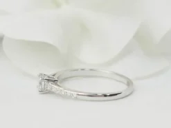 Bague solitaire en or blanc et diamants 0.30 ct
