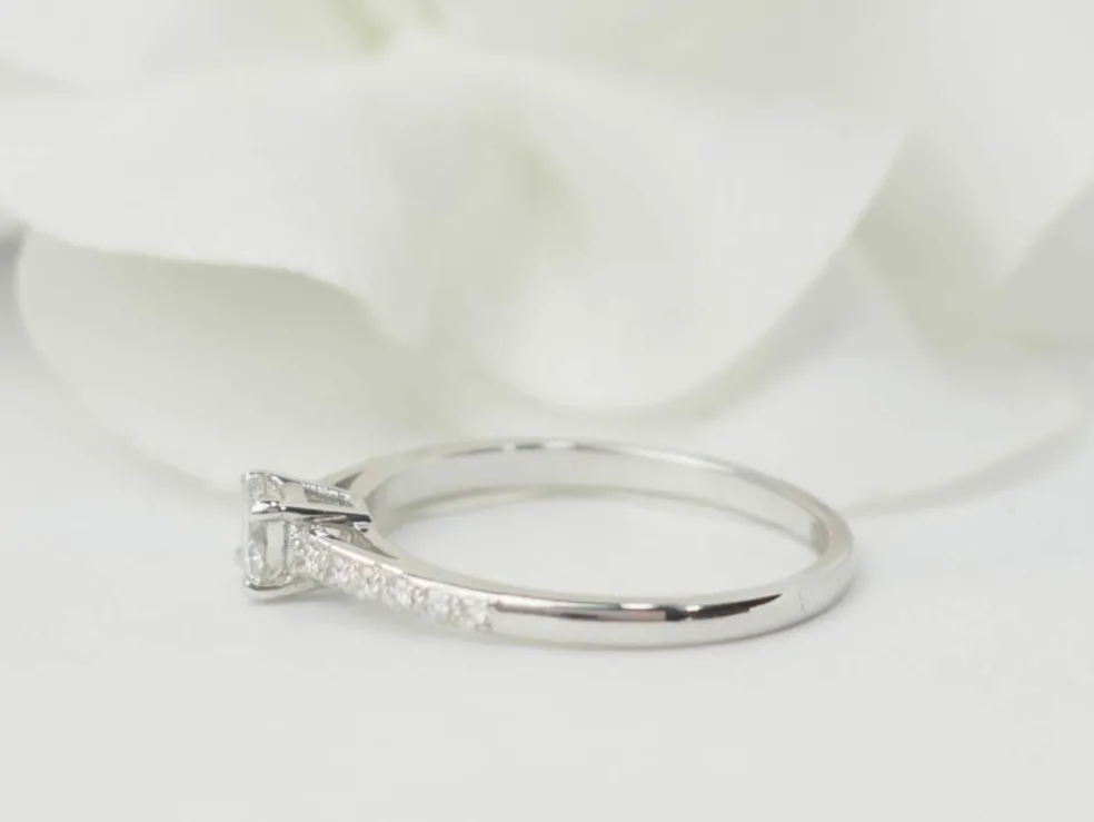 Bague solitaire en or blanc et diamants 0.30 ct
