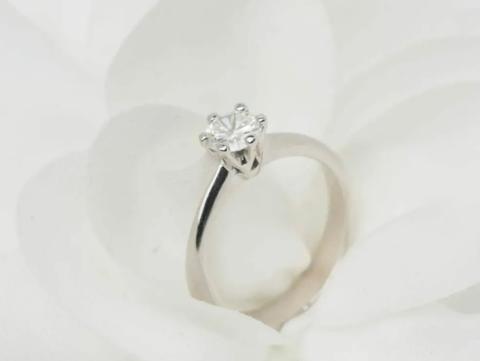 Bague solitaire en or blanc et diamant 0.53ct