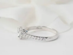 Bague solitaire en or blanc et diamant