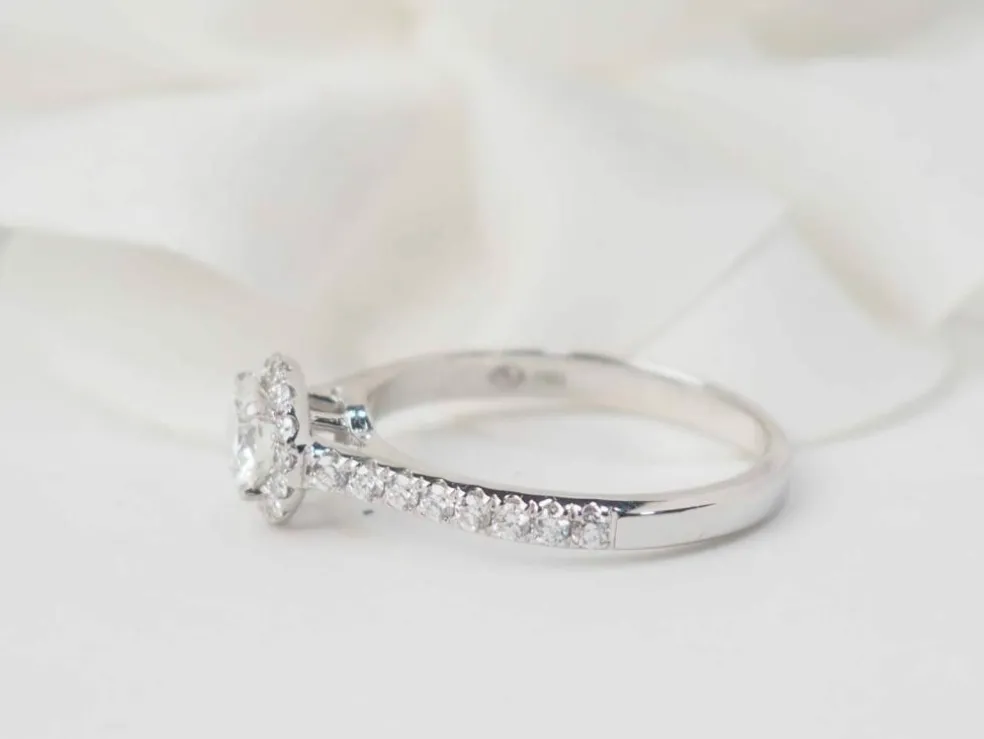 Bague solitaire en or blanc et diamant