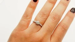 Bague solitaire en or blanc et diamant