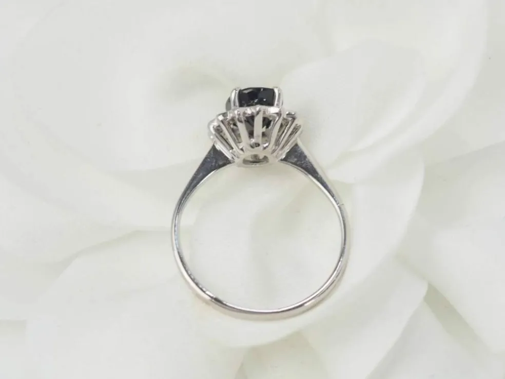 Bague solitaire en or blanc, diamants et saphir ovale