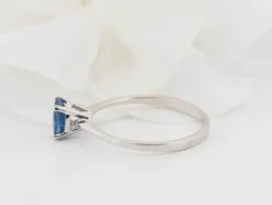 Bague solitaire en or blanc et saphir ovale