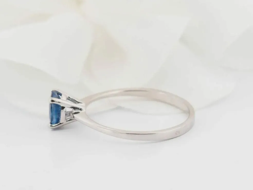 Bague solitaire en or blanc et saphir ovale