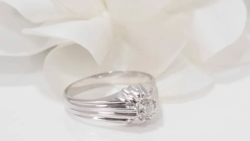 Bague solitaire en or blanc et diamant