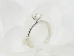 Bague solitaire en or blanc et diamants 0.65ct