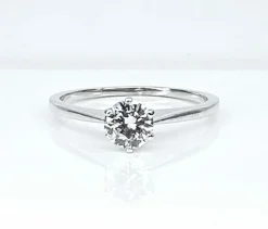 Bague solitaire en or blanc et diamant