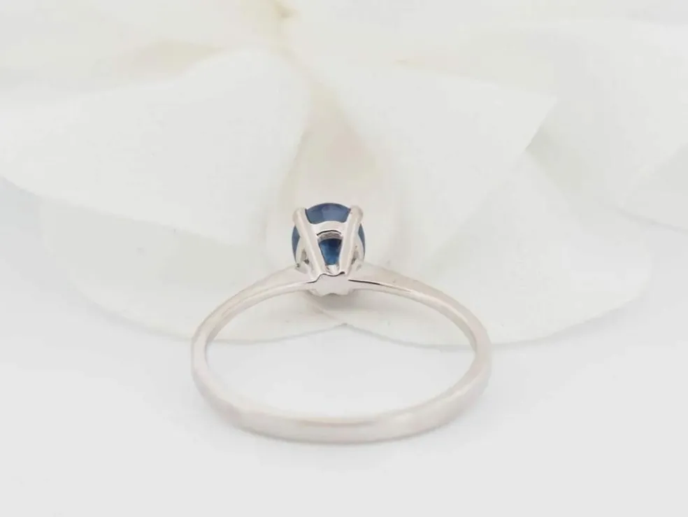 Bague solitaire en or blanc et saphir ovale