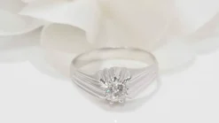 Bague solitaire en or blanc et diamant