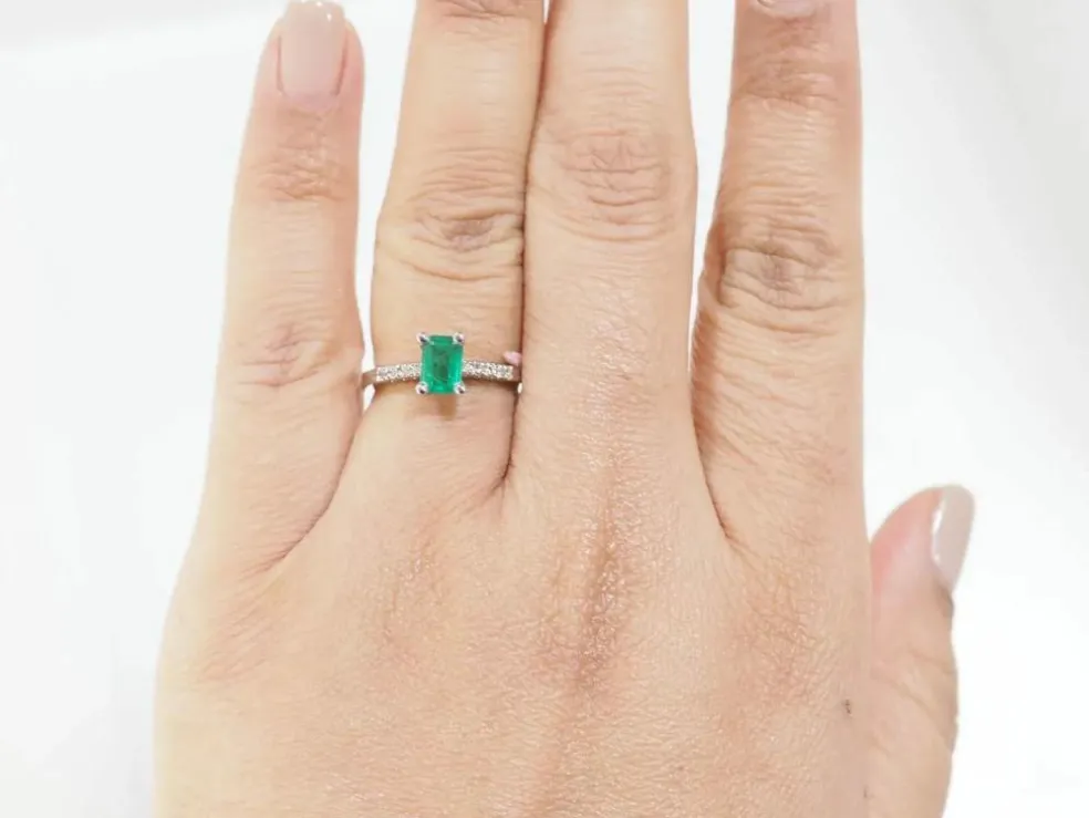 Bague solitaire en or blanc, émeraude et diamants