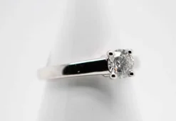 Bague solitaire en or blanc avec diamant de 0,750 carat