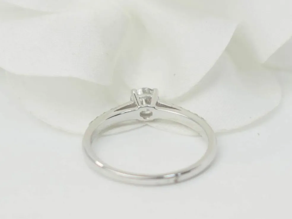 Bague solitaire en or blanc et diamants 0.30 ct