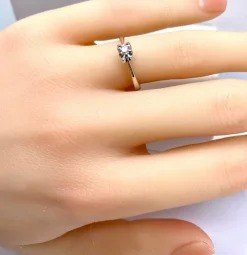 Bague solitaire en or blanc et diamants
