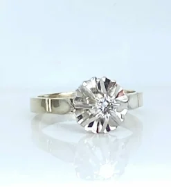 Bague solitaire en or blanc 18 carats et diamant 0,10 carat