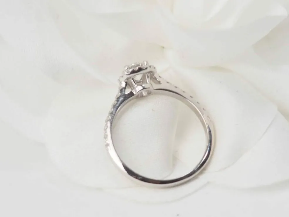 Bague solitaire en or blanc et diamant