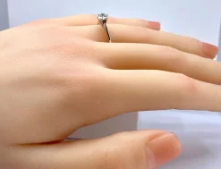 Bague solitaire en or blanc et diamant