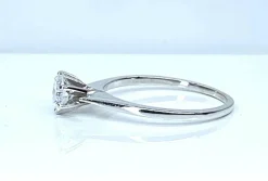 Bague solitaire en or blanc et diamant