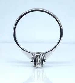 Bague solitaire en or blanc et diamants