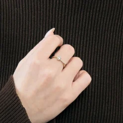 Bague solitaire en or gris et diamant