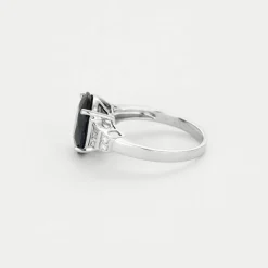 Bague solitaire en or gris avec saphir épaulé de diamants