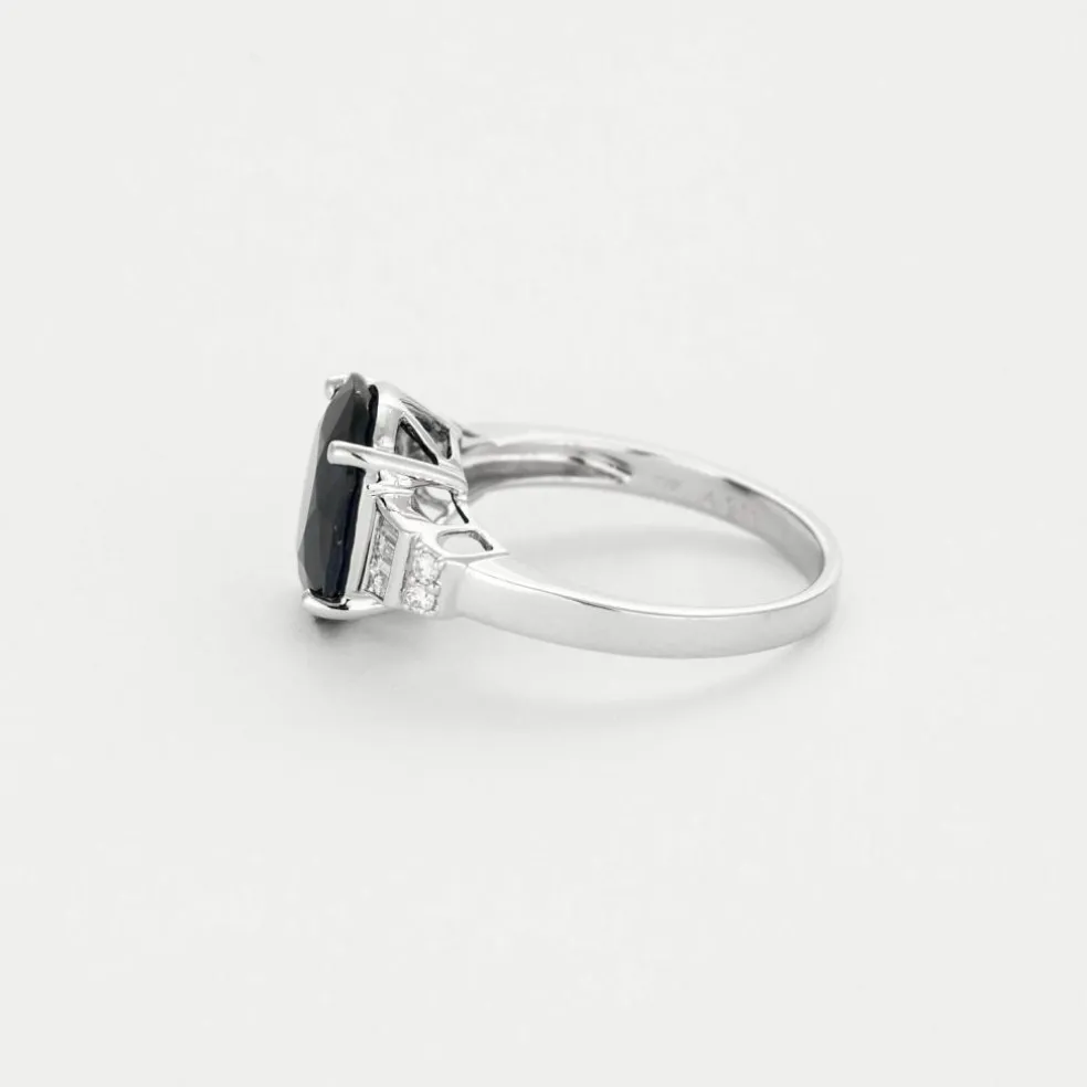Bague solitaire en or gris avec saphir épaulé de diamants