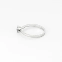 Bague solitaire en or gris et diamant