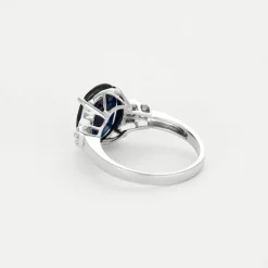 Bague solitaire en or gris avec saphir épaulé de diamants