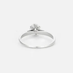 Bague solitaire en or gris et diamant