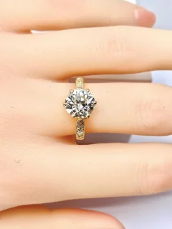 Bague solitaire en or jaune orné d’un diamant 2,67 carats