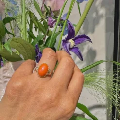Bague solitaire en or jaune 14 carats avec corail
