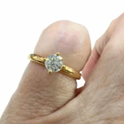 Bague solitaire en or jaune avec diamant