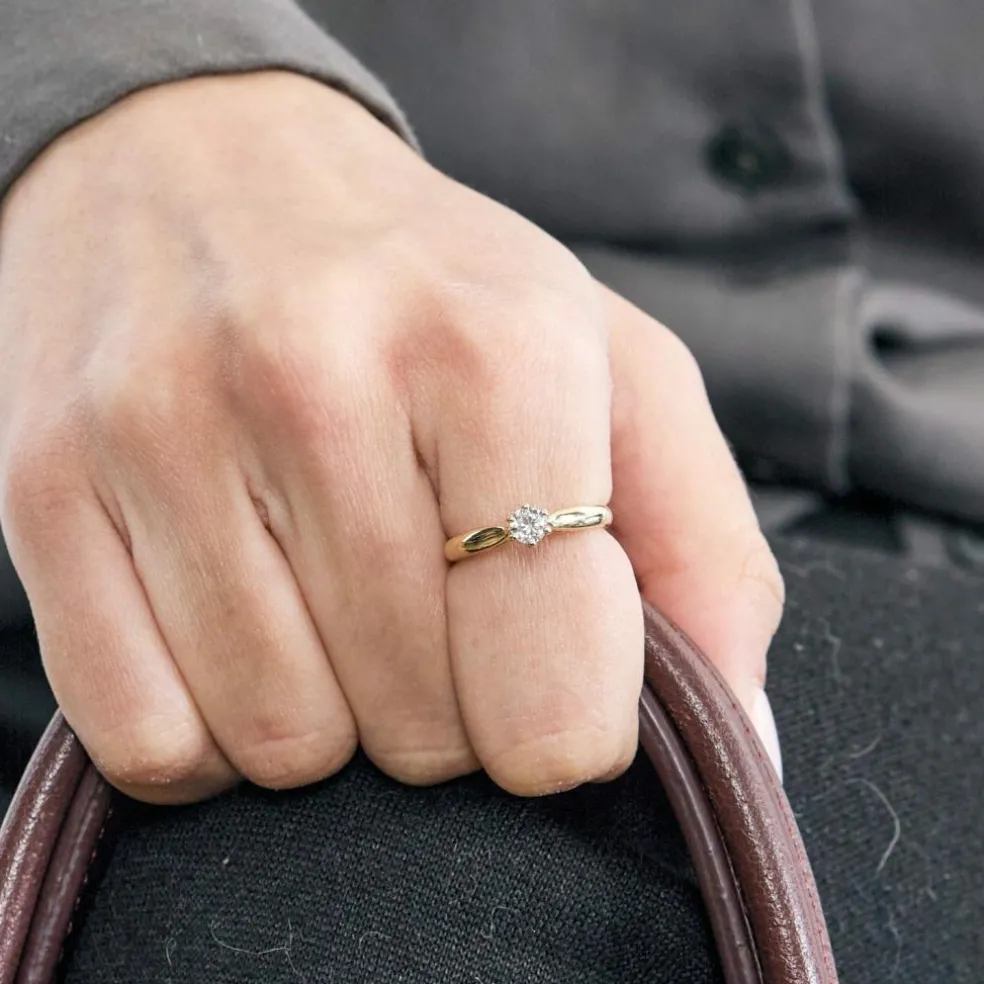 Bague solitaire en or jaune et diamant