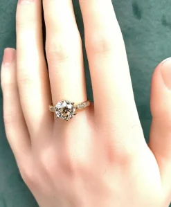 Bague solitaire en or jaune orné d’un diamant 2,67 carats