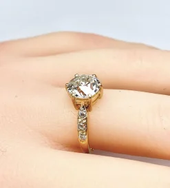 Bague solitaire en or jaune orné d’un diamant 2,67 carats